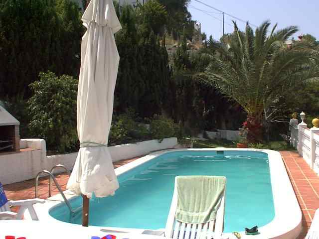 Neben dem 4 x 8 m gro�en Pool gibt es eine gemauerte Grillecke