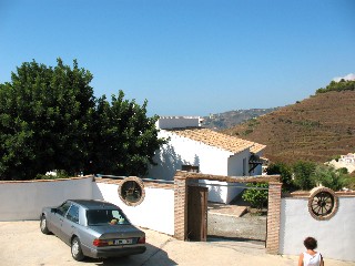 Das gro�e private Grundst�ck ist mit einer Mauer umgeben