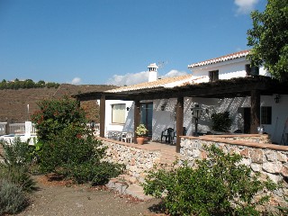 Die Villa Almuencar hat eine gro�e sonnig Terrasse mit Pergola und eine grossen schatten spendenden Baum