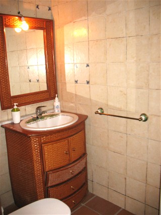 Das moderen Bad ist rustikal im Landhaus Stil gefliest