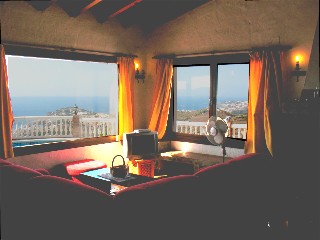 Auch vom Wohnzimmer haben Sie durch die Panoramafenster eine weiten Blick