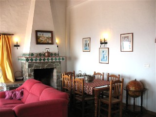 Neben der Essecke gibt es einen offenen Kamin