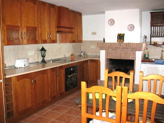 Die moderne Einbauk�che mit Bakofen befindet sich im restaurierten alten Teil des Hauses