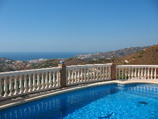 Vom Pool der Villa haben Sie einen fantastischen Meerblick