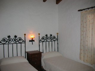 Dieses Schlafzimmer hat zwei Einzelbetten