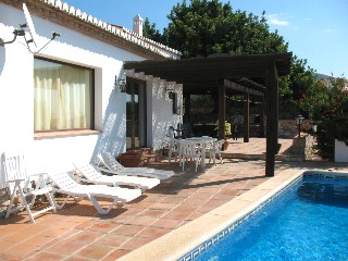 Auf der sonnigen Terrasse stehen Sonneliegen und St�hle zur Verf�gung