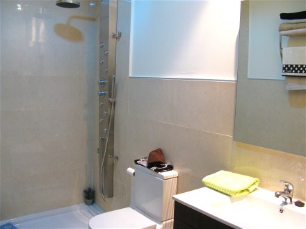 Das zweite Bad hat eine gro�e Dusche mit Massagestrahl