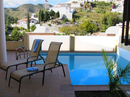 Neben dem Pool stehen zwei Sonnenliegen zur Verf�gung