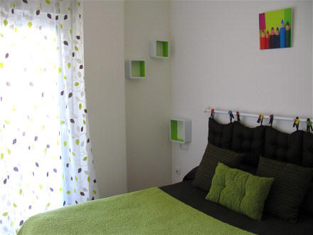 Das Schlafzimmer hat ein Doppelbett und eine groe Terrassentr