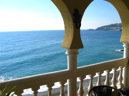 Von der �berdachten Terrasse blicken Sie auf das Meer und den Hafen Marina del Este