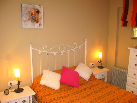 Das Schlafzimmer hat ein Doppelbett und einen gro�en Einbauschrank mit Spiegeln