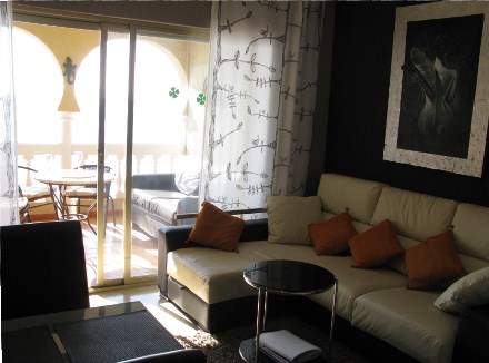 Im Wohnzimmer steht diese Ledercouch mit Schlafm�glichkeit f�r 2 Kind oder 1 Erwachsenen