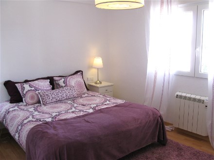 Diese Schlafzimmer mit Doppelbett befindet sich im Erdgescho�