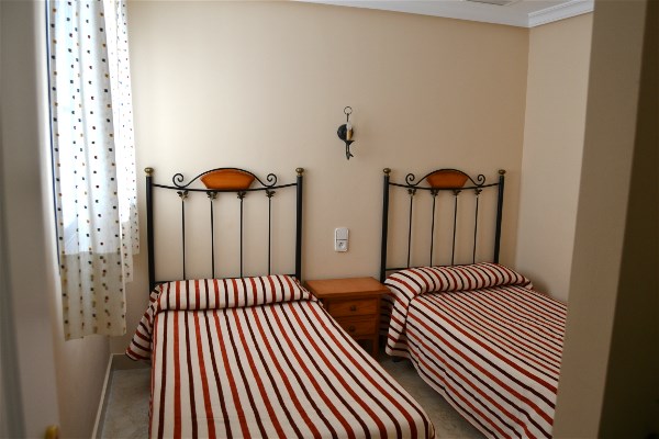 Das zweite Schlafzimmer hat zwei Einzelbetten