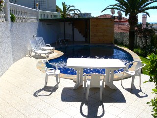 Der nierenf�rmige Pool ist ganzj�hrig bef�llt