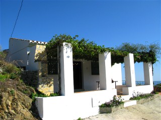 Die Finca liegt ruhig am Ende einer Stichstrasse, mit Blick auf das Meer