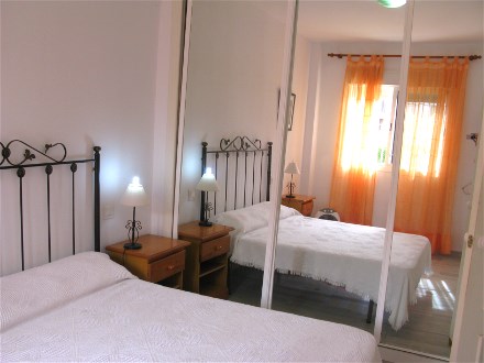 Das Schlafzimmer mit Doppelbett hat gro�e Speigel