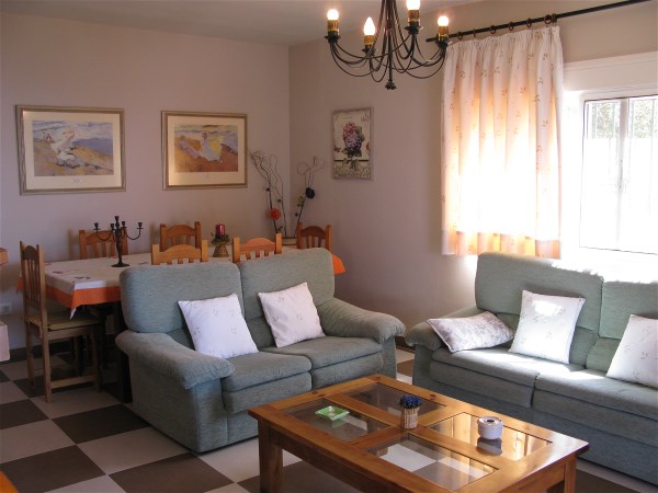 Das Wohnzimmer hat eine gem�tliche Sitzecke und einen grossen Esstisch