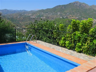 Der private Pool liegt etwas erh�ht hinter dem Haus.