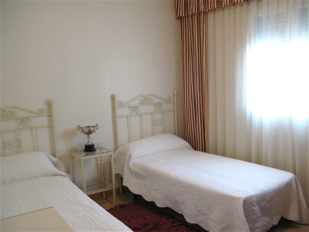 Das Schlafzimmer hat zwei Einzelbetten und einen Einbauschrank