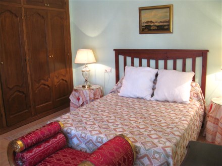 Das Schlafzimmer mit Doppelbett hat eine gro�e Schrankwand mit reichlich Platz