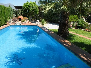 der 5 x 10 m grosse Pool mit Liegewiese liegt neben dem Haus
