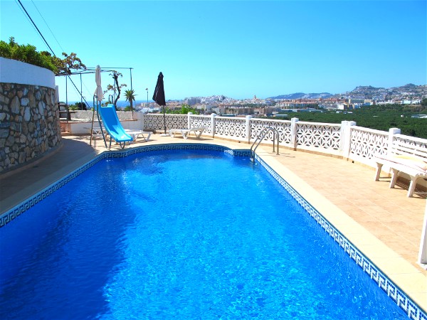Von der Poolterrasse blicken Sie auf den Ort Almunecar und das Meer