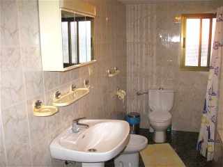 Das Bad hat eine gro�e Duschkabine und auch ein Fenster