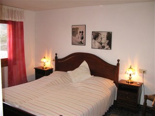 Das Schlafzimmer hat ein 1,80 + 2 m grosses Doppelbett