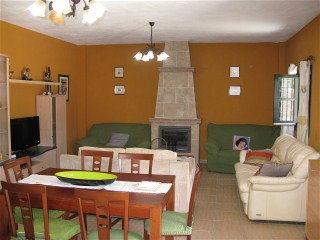 Im grossen Wohnzimmer gibt es auch einen gem�tlichen Esstisch