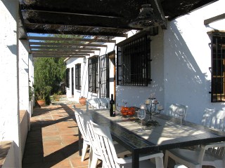 auf der �berdachten Terrasse steht ein grosser Esstisch