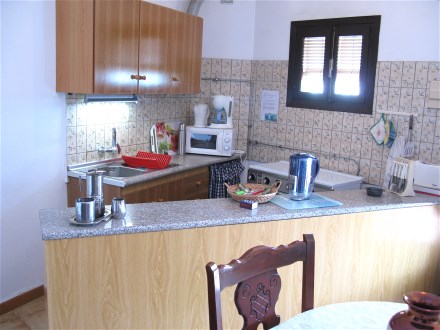 Die offene K�che hat einen Gasherd mit Backofen
