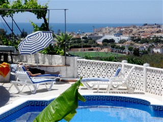 Poolterrasse mit Blick auf Almunecar und das Meer