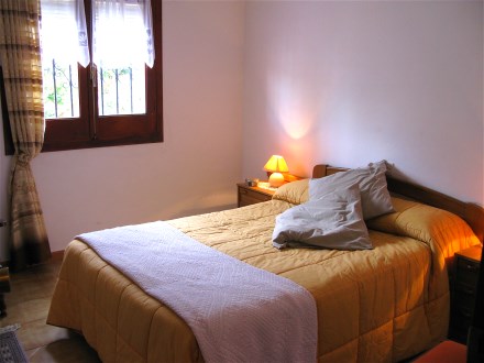 Schlafzimmer mit zwei Einzelbetten