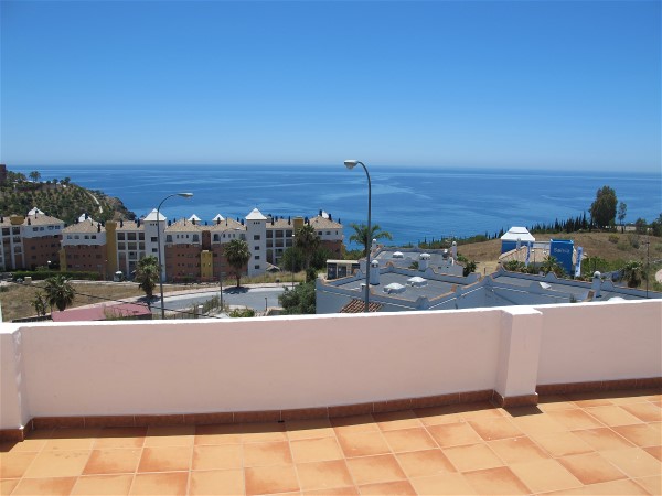Vor den Schlafzimmern haben Sie diese grosse Dachterrasse mit Meerblick